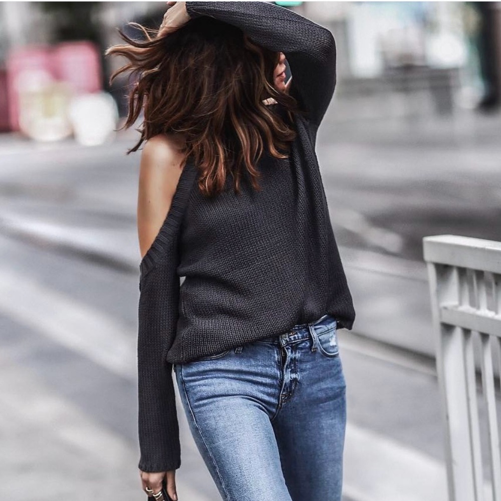 AQUA Cold Shoulder Sweater in Grey Size M